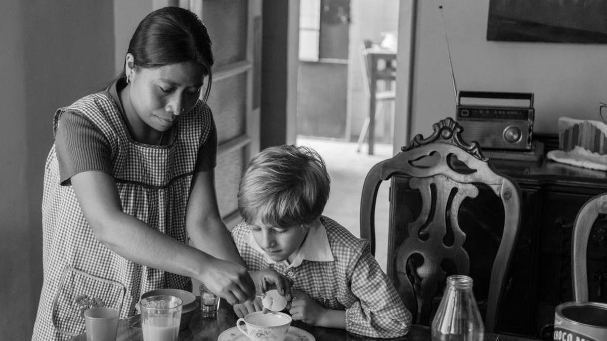 Fotograma cedido por la producción de la película “Roma” de Alfonso Cuarón donde aparece la actriz Yalitza Aparicio como Cleo y Marco Graf como Pepe, durante una escena de la misma.