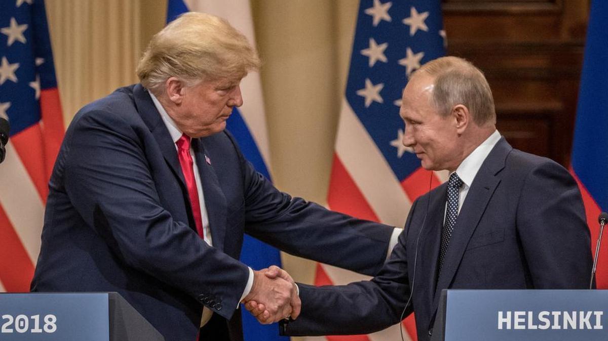 El presidente Donald Trump y su homólogo ruso Vladímir Putin, se estrechan la mano durante una conferencia de prensa posterior a cumbre, el 16 de julio de 2018 en Helsinki, Finlandia.