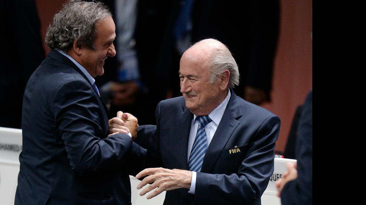 
El presidente de la FIFA, Joseph Blatter (der.) recibe la felicitación del vicepresidente de la entidad futbolística, Michel Platini, en Zurich, tras haber sido reelecto.
