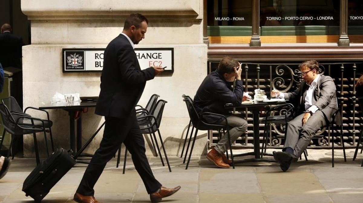 Un hombre camina cerca del edificio de la Royal Exchange de Londres, el 27 de junio.