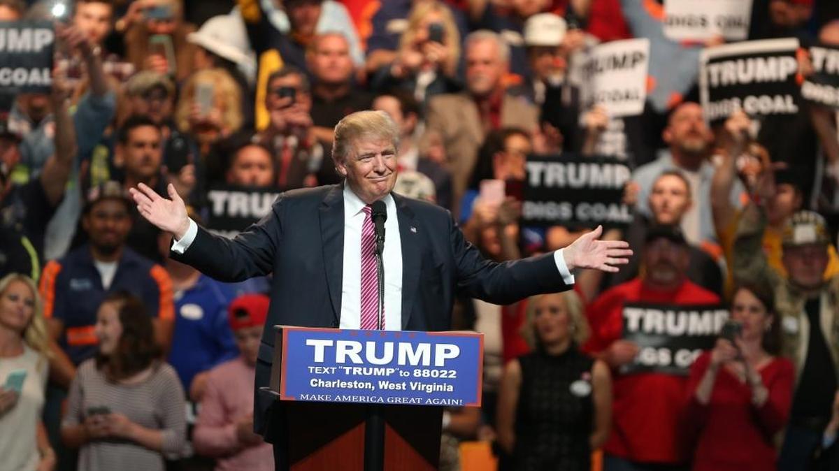 El candidato republicano Donald Trump habla con sus simpatizantes en Charleston, Virginia Occidental. El magnate obtuvo una victoria abrumadora en Indiana el martes pasado.