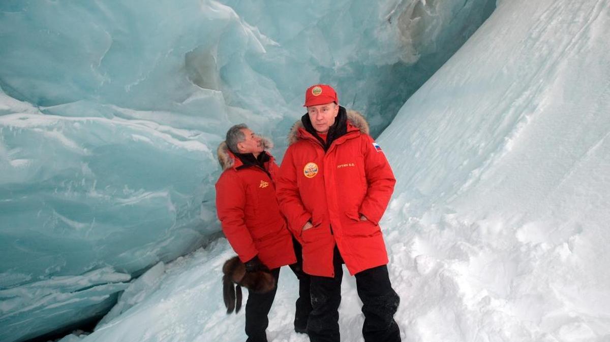 El presidente de Rusia, Vladimir Putin (al frente), y el ministro de Defensa, Sergei Shoigu, inspeccionan un glaciar en el Ártico. Rusia quiere aumentar su presencia en la región ártica, rica en recursos naturales sin explotar.