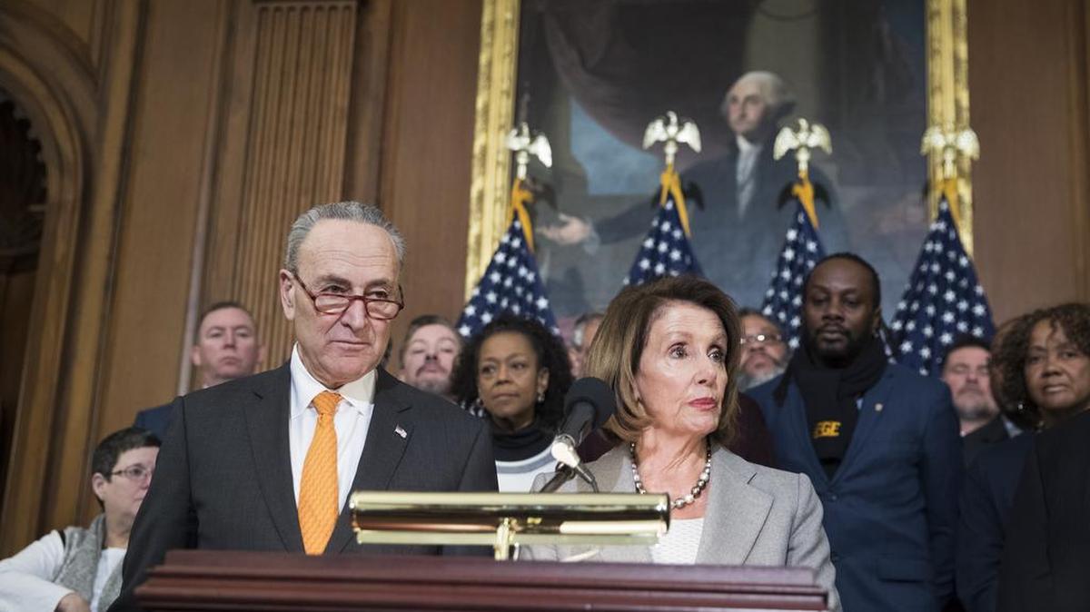 El senador Chuck Schumer, líder de los demócratas en el Senado, y la representante demócrata Nancy Pelosi, presidenta del Congreso, dan una conferencia de prensa acompañados de trabajadores federales, el 9 de enero de 2019 en el Capitolio, Washington D.C.