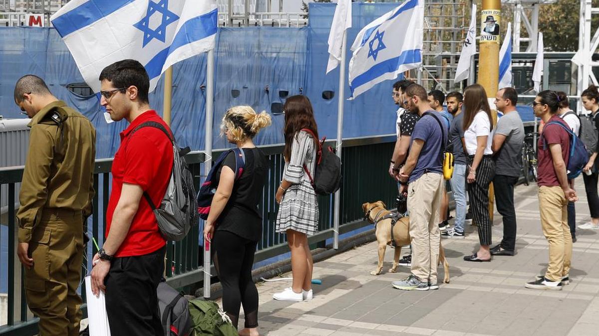 Una decena de personas se detiene para guardar silencio en la ciudad de Tel Avid, el 2 de mayo, mientras sirenas suenan durante dos minutos por todo Israel para recordar a las seis millones de víctimas judías del Holocausto.