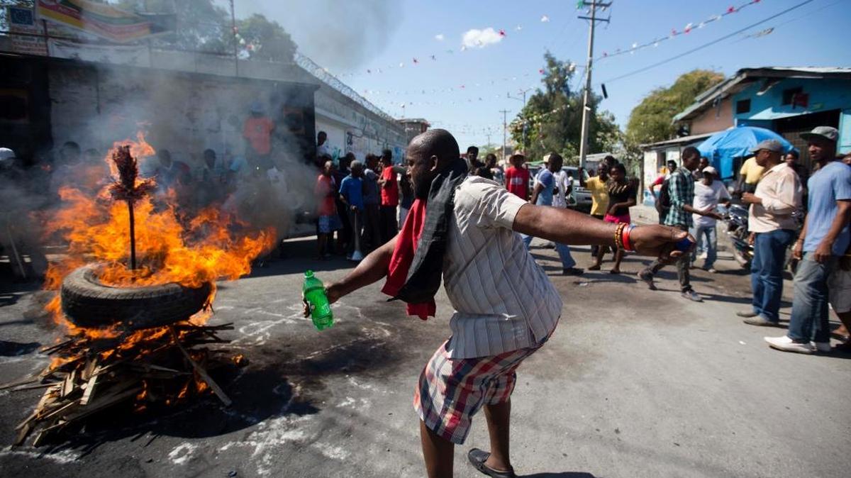 Un hombre realiza un ritual de vudú el viernes pasado en Puerto Príncipe, durante una manifestación a favor de que el presidente del Senado de Haití, Jocelerme Privert, asuma la presidencia de la nación.