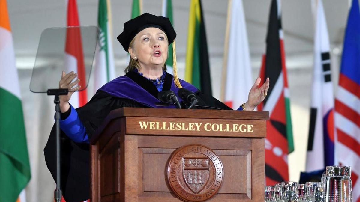 La ex secretaria de Estado Hillary Clinton pronuncia el discurso de graduación en su Alma Máter, Wellesley College, en Wellesley, Massachusetts, el pasado 26 de mayo.
