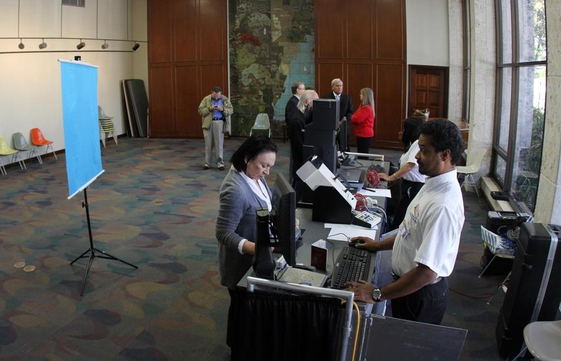 Prosecutors say a Miami man posed as an immigration officer to get papers allowing undocumented immigrants to get driver’s licenses at Florida Department of Highway Safety and Motor Vehicles branches.