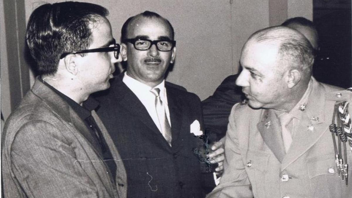 El general Antonio Imbert saluda al entonces periodista del Miami Herald, Carlos Martínez Barraqué (izq.), en el palacio de gobierno en Santo Domingo, en 1965.