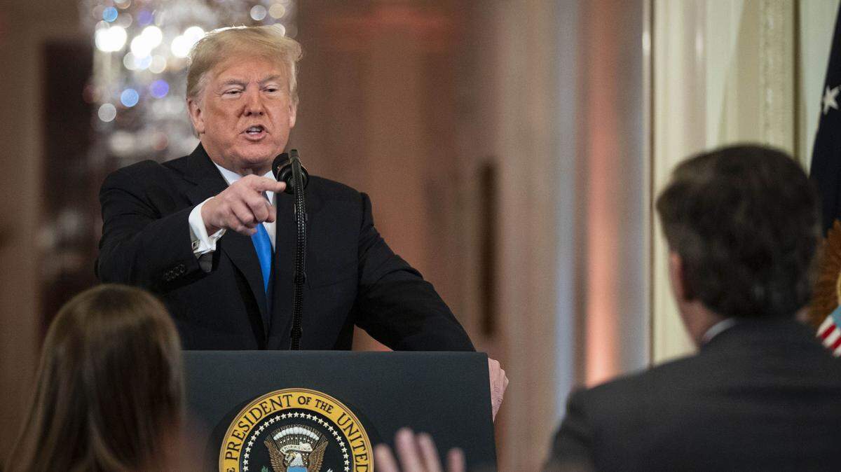 El presidente Donald Trump y el periodista de CNN, Jim Acosta, durante una conferencia de prensa el 7 de noviembre en la Casa Blanca, en Washington D.C.