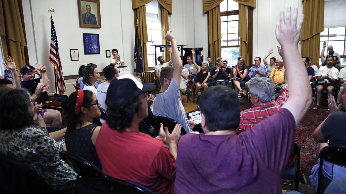 Partidarios del socialismo democrático se reúnen en Portland, Maine, el 16 de julio.