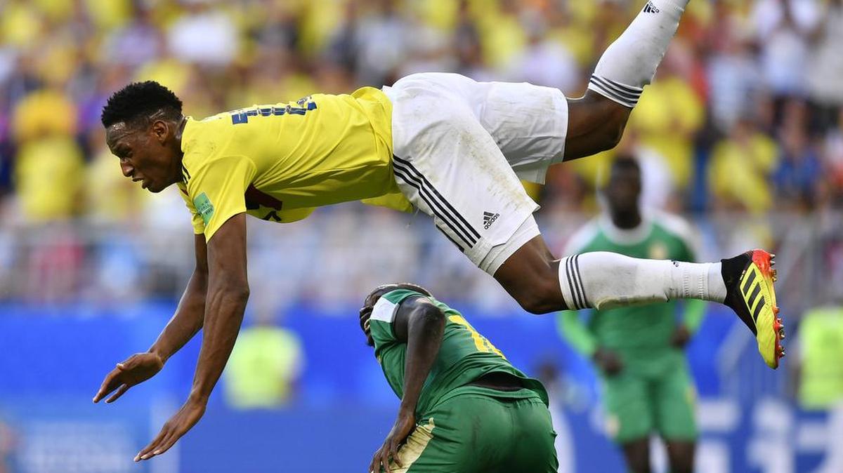Yerry Mina, de Colombia, salta para darle al balón durante el partido contra Senegal en la Copa Mundial en Rusia, el 28 de junio. Colombia pasó a octavos de final.