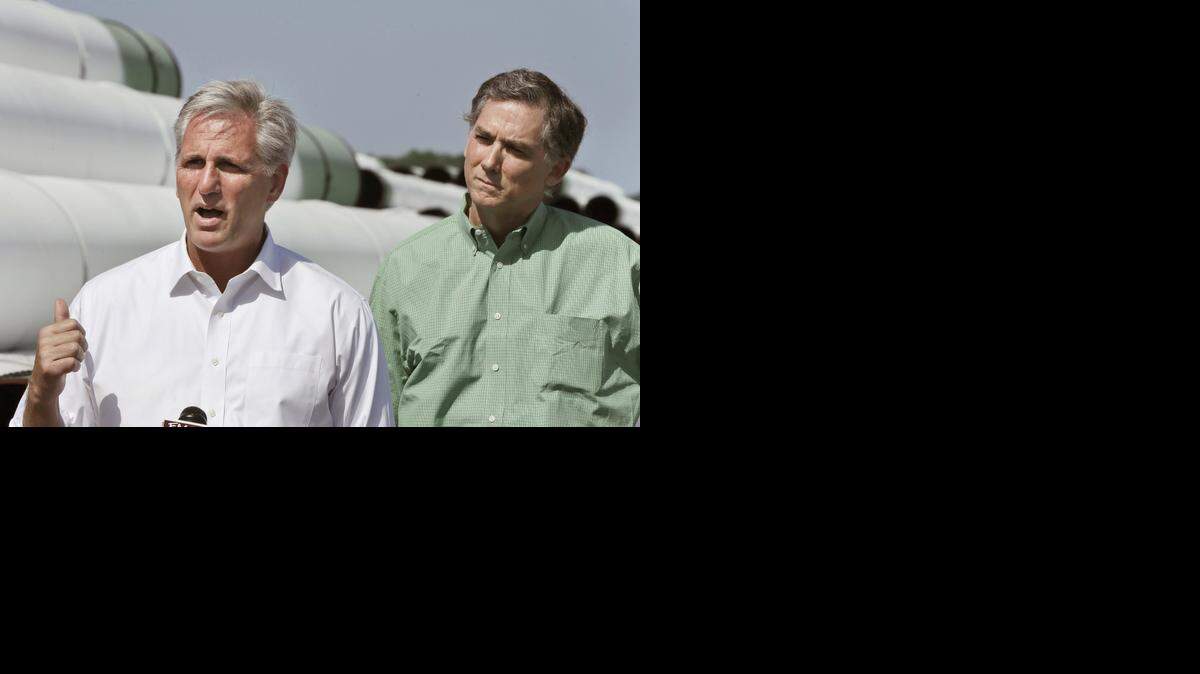 
El líder de la mayoría de la Cámara, Kevin McCarthy, republicano por California (izq.), junto con el aspirante al Congreso French Hill, visita la empresa Welspun Tubular en Little Rock, Arkansas, que tiene más de 350 millas de tubos esperando por el inicio del oleoducto Keystone XL.
