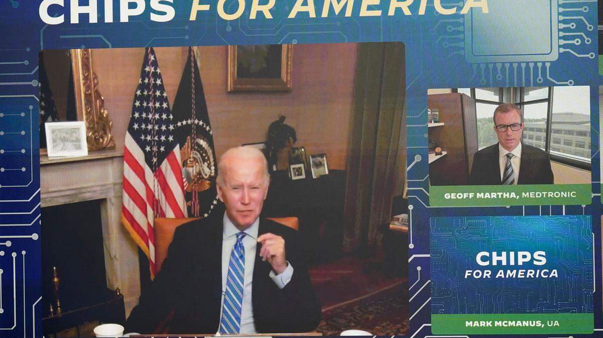 El presidente Joe Biden habla virtualmente durante un evento en el South Court Auditorium en el complejo de la Casa Blanca en Washington, el lunes 25 de julio de 2022. Biden, quien continúa recuperándose de su infección por coronavirus, habló virtualmente con ejecutivos de empresas y líderes laborales para discutir el Chips Act, una propuesta para impulsar la fabricación nacional. (Foto AP/Susan Walsh)