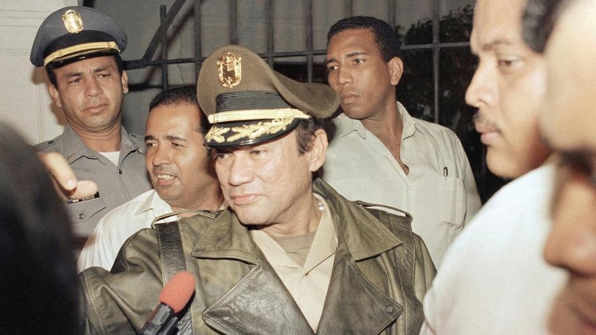 El general Manuel Antonio Noriega en el palacio presidencial de Panamá en 1987.