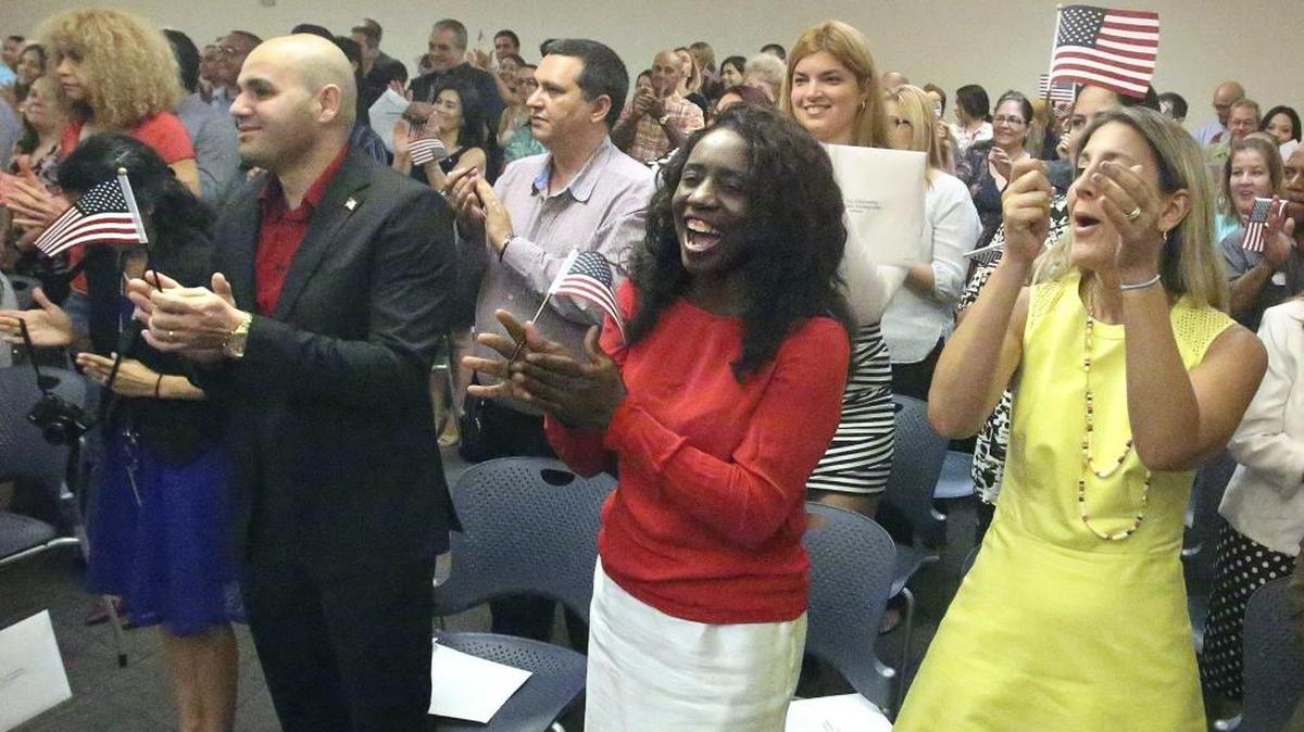 En una celebración anticipada del Día de la Independencia, un grupo de inmigrantes de Cuba, Venezuela y otros países reciben la ciudadanía estadounidense en la Oficina de Inmigración en Hialeah, el 1 de julio del 2016.