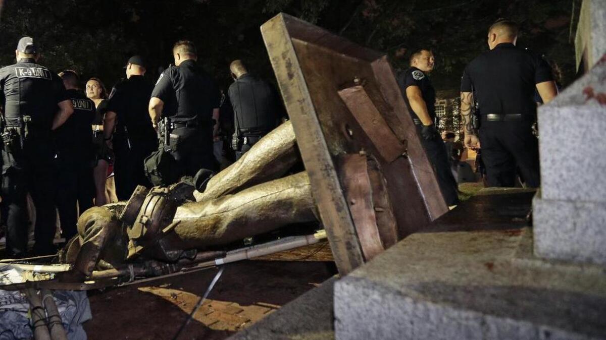 Una estatua de un soldado confederado conocido como “Silent Sam” fue derribada durante una protesta en la Universidad de Carolina del Norte, en Chapel Hill, el 20 de agosto de 2018.