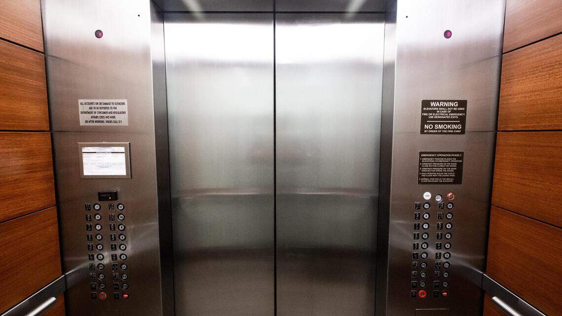 A veces en los elevadores se escuchan confesiones increíbles | Opinión