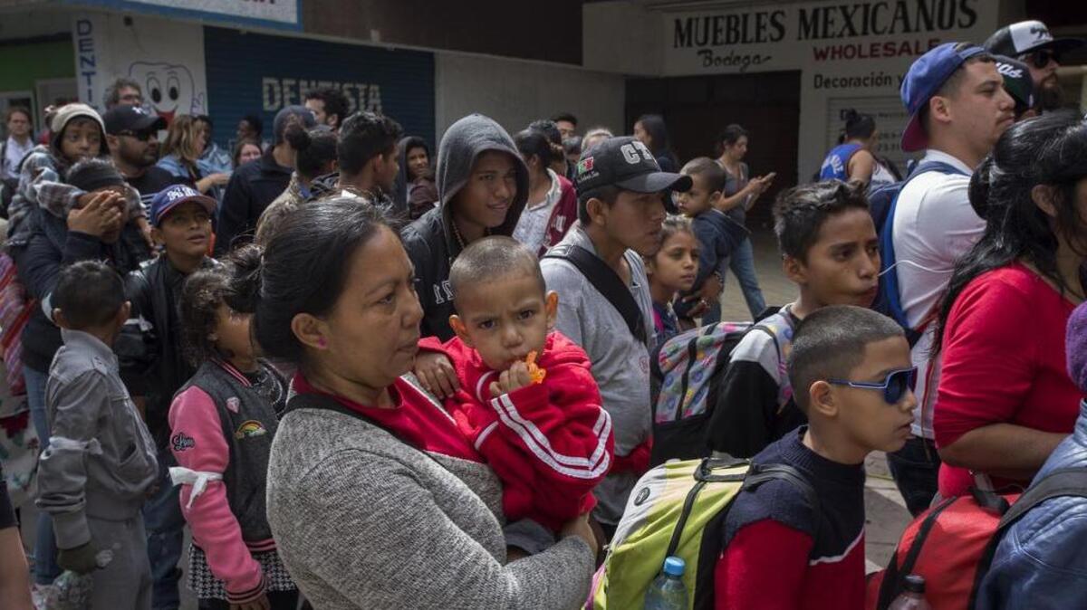 Miembros de una caravana de inmigrantes que viajaron durante varias semanas desde Centroamérica a través de México llegan a la frontera con Estados Unidos para pedir asilo, el 29 de abril.