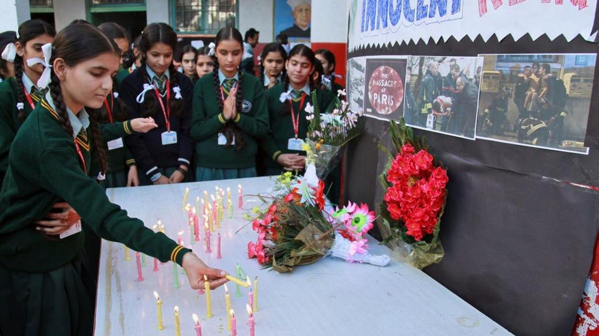 Estudiantes de Jammu, India, encienden velas en una ceremonia dedicada a las víctimas de los ataques terroristas en París, ocurridos el 13 de noviembre.