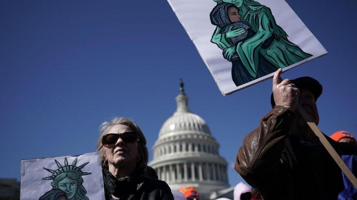 Activistas en favor de la inmigración protestan el 5 de marzo frente al Capitolio nacional en Washington. El presidente Trump ha dicho que no habrá un acuerdo sobre el programa migratorio DACA.