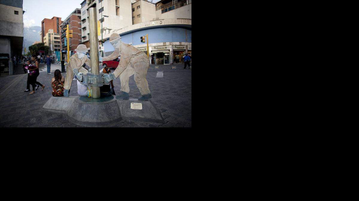 
Una escultura de obreros del petróleo se alza en Caracas.
