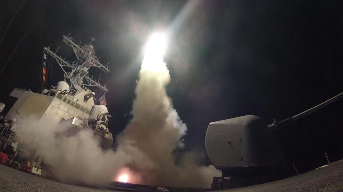 Momento del lanzamiento de un misil autodirigido desde el destructor USS Porter (DDG-78) en un punto sin especificar del Mar Mediterráneo, el 7 de abril de 2017. Las Fuerzas militares de EE.UU. lanzaron decenas de misiles crucero contra un aeródromo en Siria, lo que supone el primer ataque directo estadounidense contra el Gobierno del presidente Bachar Al Asad desde que comenzó la guerra civil en ese país.