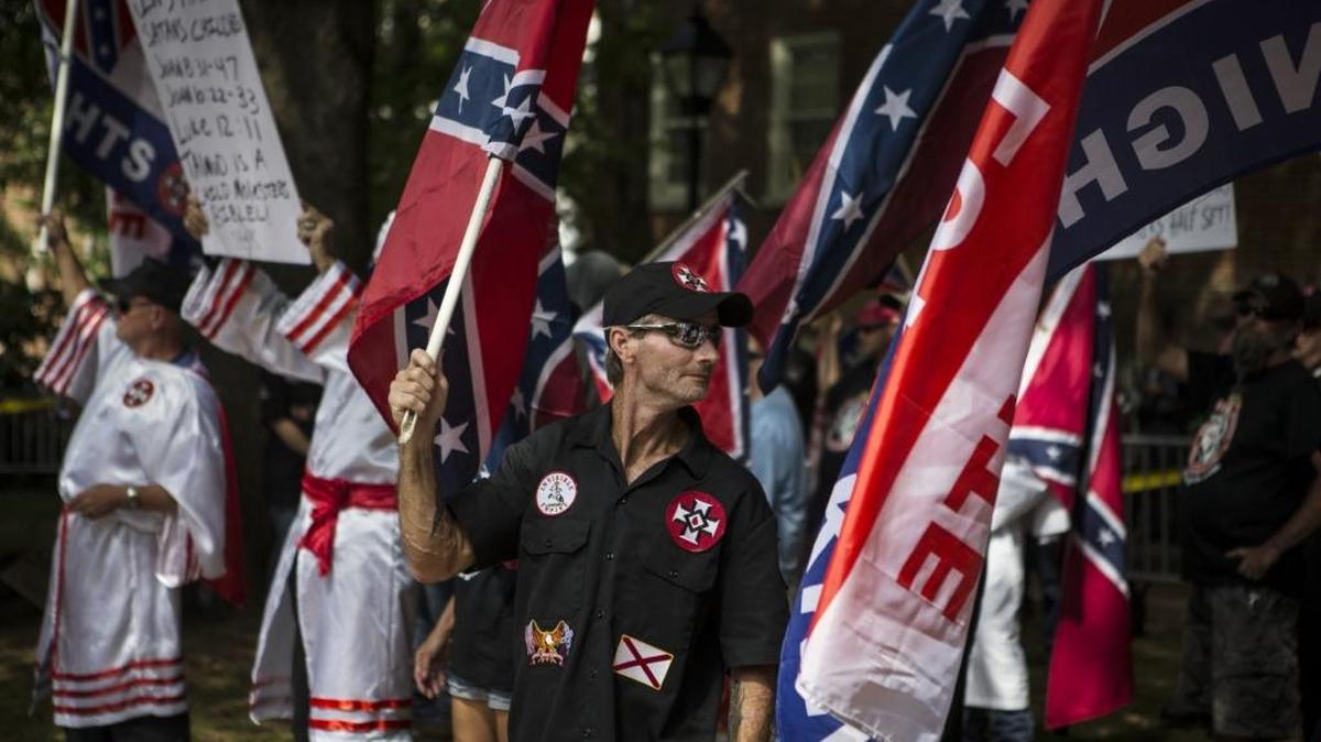 Miembros del Ku Klux Klan protestan contra la retirada de una estatua del general confederado Robert E. Lee, en Charlottesville, Virginia, el 8 de julio.