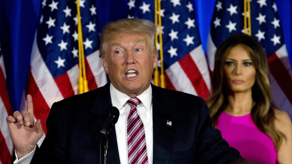 El candidato republicano Donald Trump, junto a su esposa, Melania, ofrece una conferencia de prensa en el Trump National Golf Club en Briarcliff Manor, Nueva York, el 7 de junio.