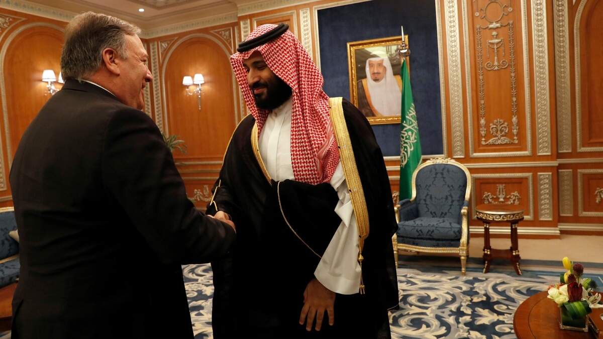 El secretario de Estado de EEUU, Mike Pompeo (izq.), se reúne el martes con el príncipe Mohamed bin Salman in Riad, Arabia Saudita. Pompeo viajó de emergencia para tratar el tema de la desaparición del periodista saudita Jamal Khashoggi, un residente de EEUU y columnista del Washington Post.