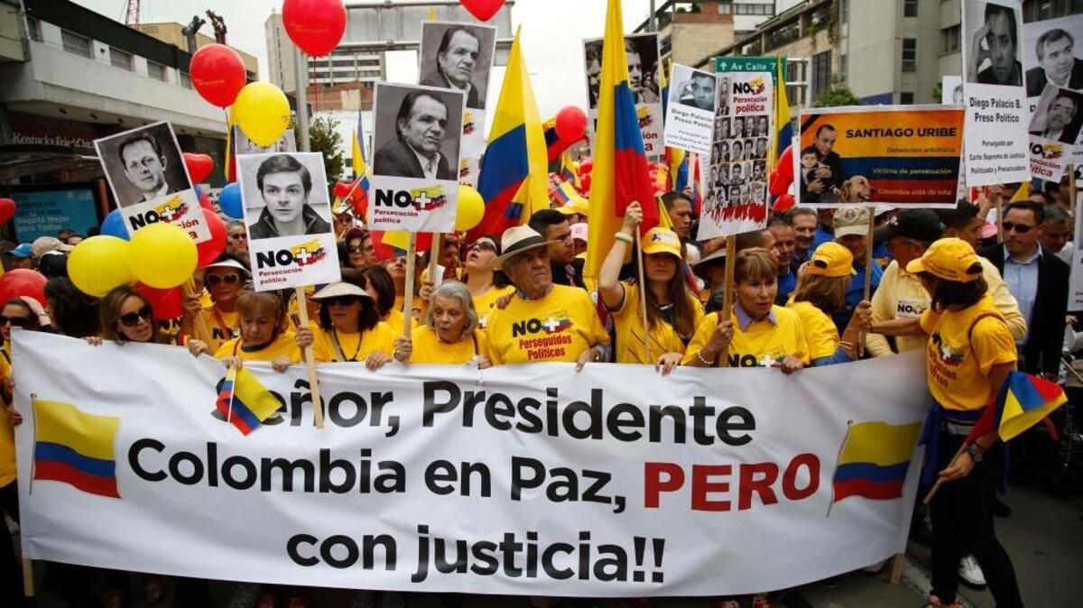 Manifestantes opuestos a las concesiones del presidente Juan Manuel Santos a la guerrilla en las conversaciones de paz marchan en Bogotá, el 2 de abril.