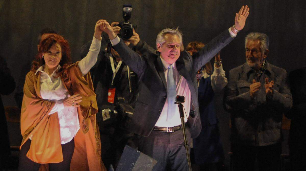 Los candidatos Alberto Fernández (der.) y Cristina Fernández, ex presidenta y primera dama, hacen campaña el 7 agosto de 2019, días antes de las elecciones primarias en Argentina.