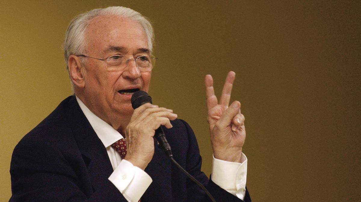 El ex presidente de Colombia, Belisario Betancur, participa en una conferencia en Ciudad de Panamá, el 23 de julio de 2004. Betancur falleció el 7 de diciembre de 2018 a los 95 años de edad.