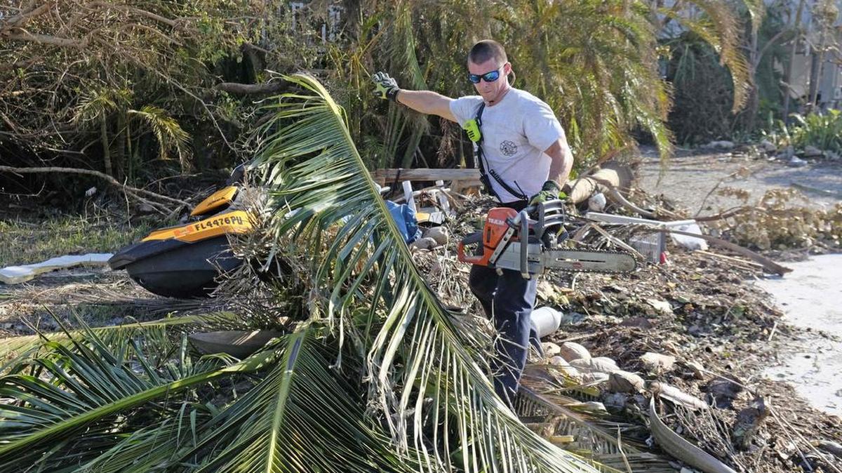 Michael Bernard, del Departamento de Bomberos del condado Monroe, corta un árbol caído en un camino de Cudjoe Key, el 13 de septiembre. Los Cayos de la Florida no tienen agua potable, electricidad ni servicio telefónico móvil.
