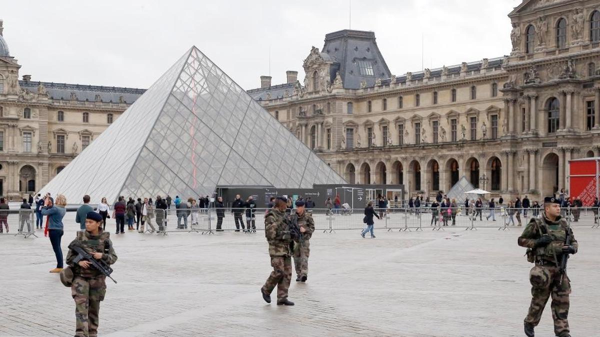 Soldados patrullan la plaza del museo del Louvre, en París, el jueves pasado, seis días después de los atentados terroristas que estremecieron a la capital francesa.