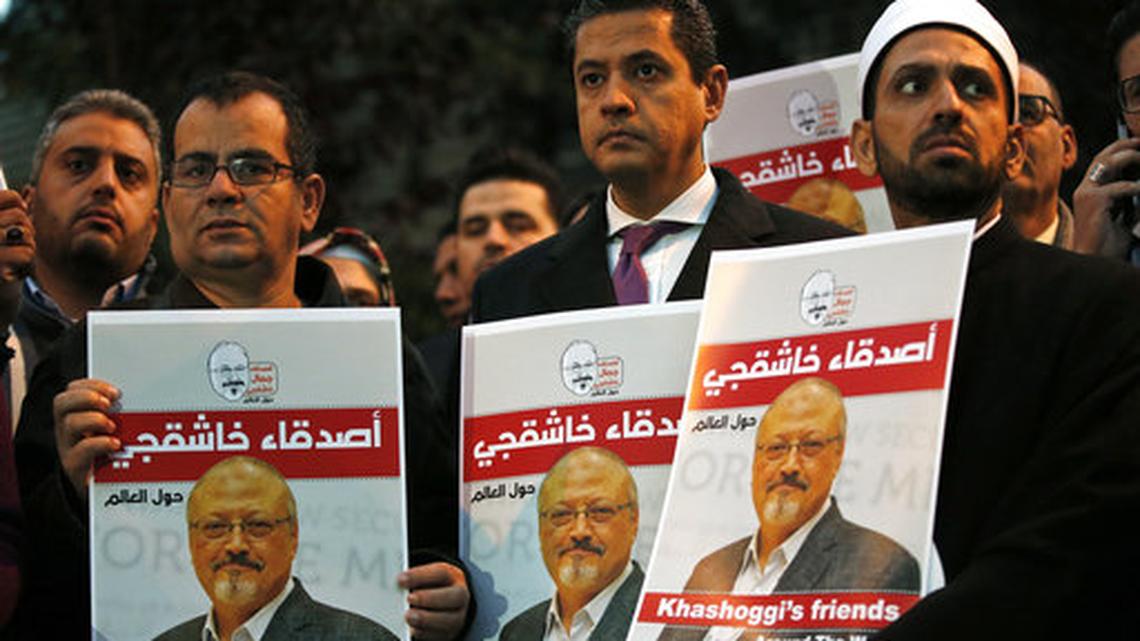 Activistas protestan el asesinato del periodista saudita Jamal Khashoggi frente al consulado de Arabia Saudita en Estambul, el 25 de octubre de 2018. Los afiches dicen en árabe “Amigos de Khashoggi en el mundo”.