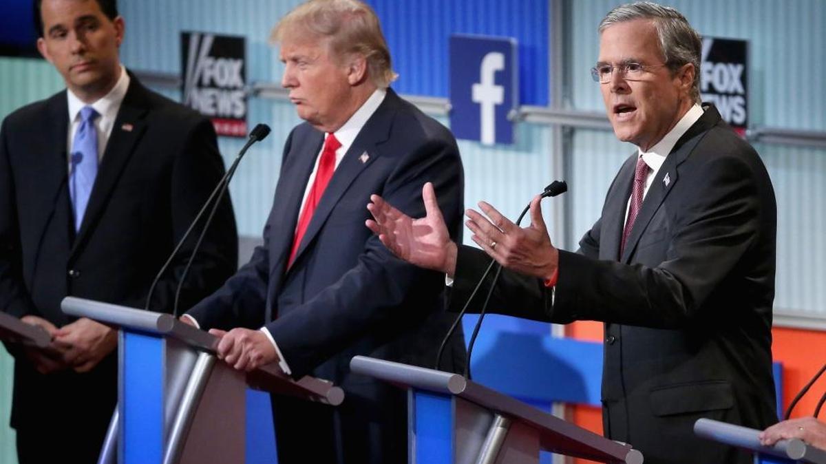 
Los candidatos Scott Walker, gobernador de Wisconsin (izq.); Donald Trump (centro) y Jeb Bush participan en el primer debate de los aspirantes republicanos organizado por FOX News y Facebook en Cleveland, Ohio, el 6 de agosto.
