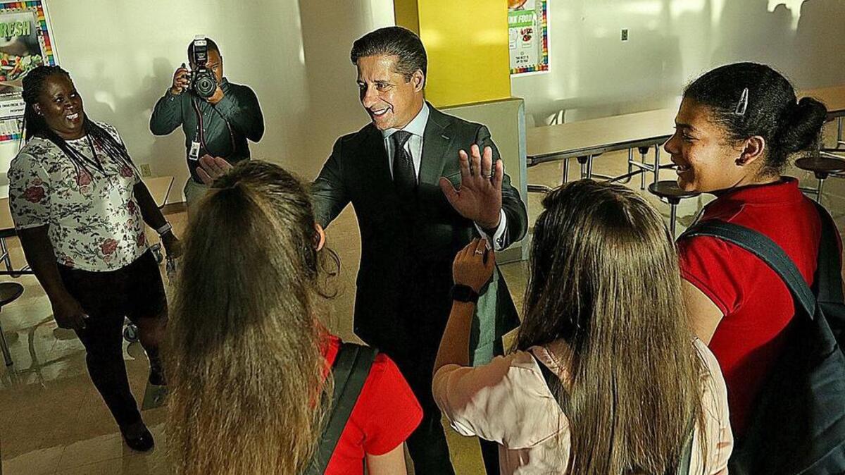 Alberto Carvalho, superintendente de las Escuelas Públicas de Miami-Dade, saluda a los estudiantes en la secundaria Westland Hialeah Senior High School, durante el primer día de clases el 20 de agosto.