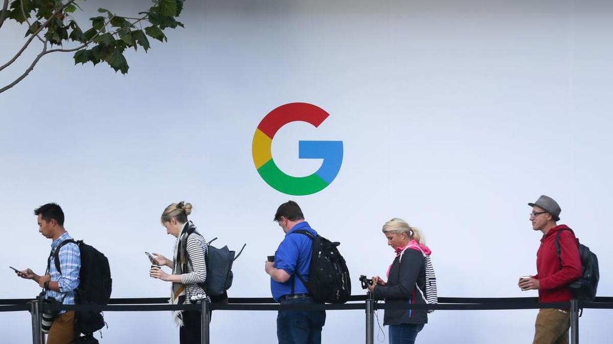 Un grupo de personas entra en un evento de Google en San Francisco, en octubre del 2017. El presidente Trump ha acusado a la firma de Internet de manipular resultados de búsquedas para perjudicarlo.