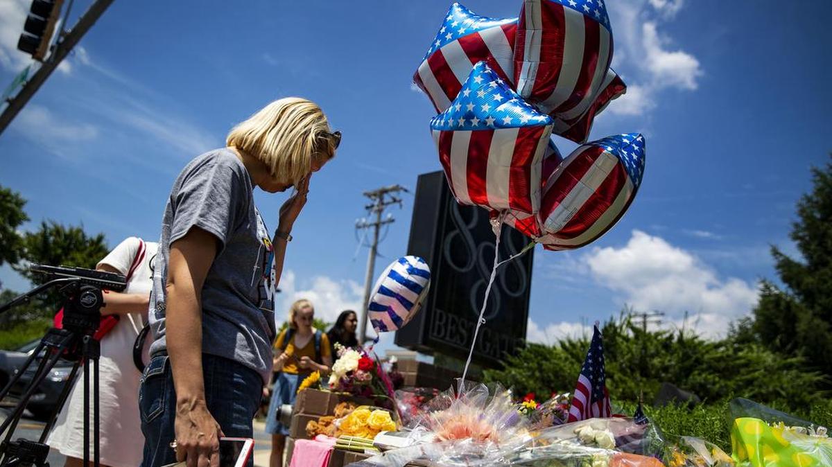 Una mujer coloca flores en un tributo improvisado a las víctimas de la agresión a tiros cometida en el periódico Capital Gazette en Annapolis, Maryland, el 28 de junio.