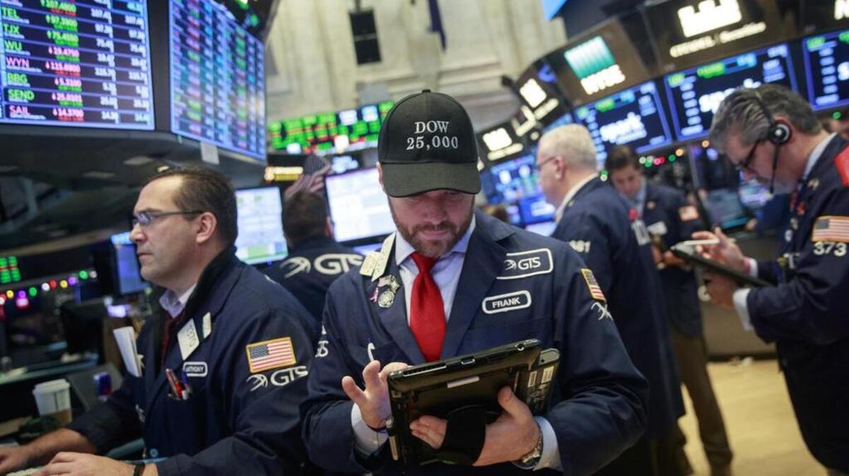 Corredores bursátiles trabajan en la Bolsa de Valores de Nueva York. El Promedio Industrial Dow Jones tuvo una fuerte caída a principios de febrero.