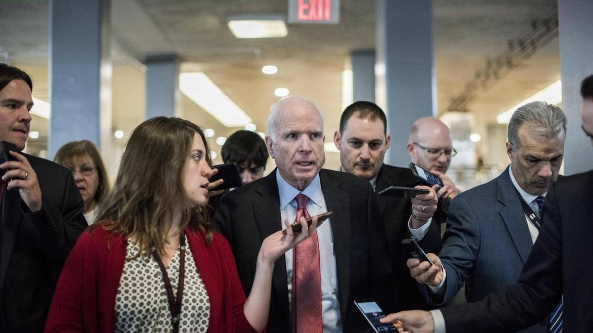 El senador John McCain responde preguntas de la prensa mientras va a una votación en el Senado, en enero del 2017. McCain falleció el pasado 25 de agosto.