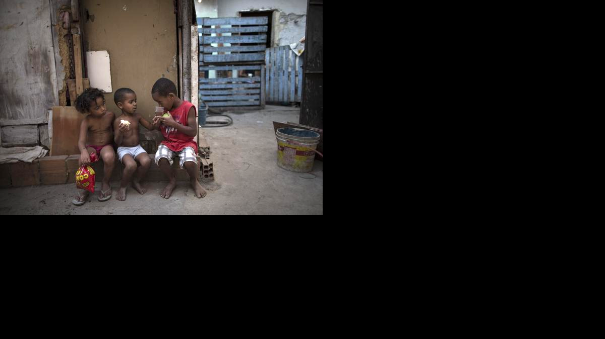 
Tres niños comparten pan y un refresco en una favela de Río de Janeiro. La pobreza en América Latina ha disminuido, pero todavía queda mucho por hacer.
