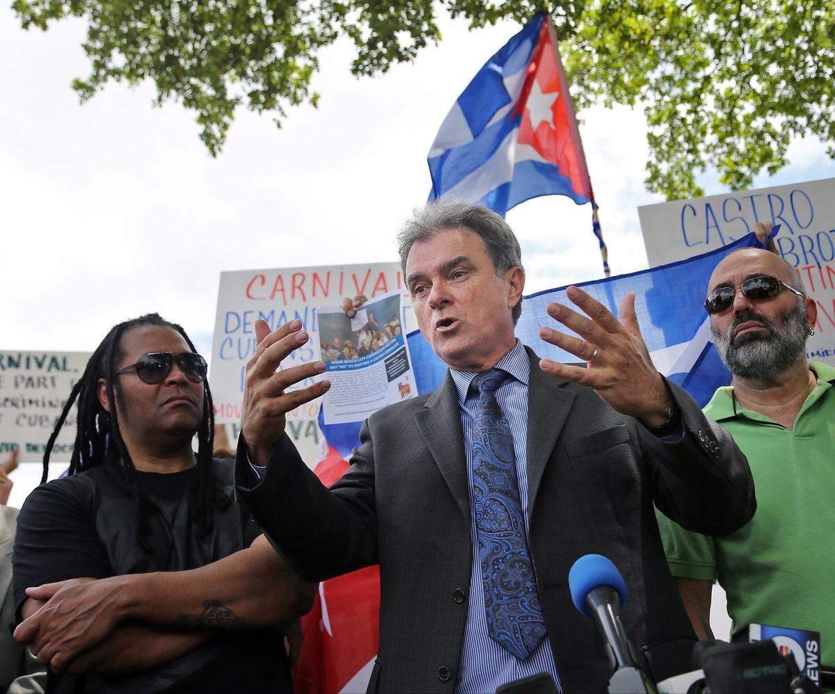 La solicitud de residencia permanente de Ramón Saúl Sánchez (centro), un líder cubano con décadas de activismo en el sur de la Florida, fue rechazada por las autoridades de inmigración de Estados Unidos. En la foto, Sánchez anuncia una protesta el 12 de abril de 2016 contra la medida del régimen cubano de impedir que cubanos y cubanoamericanos viajen por mar a la isla.