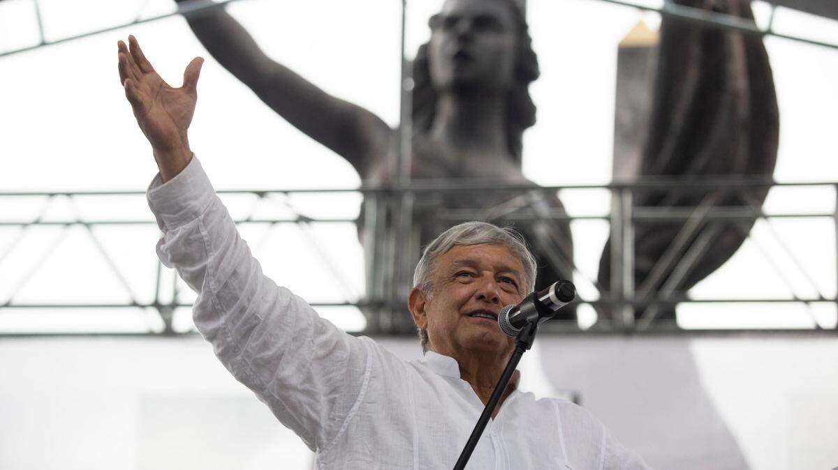 El presidente electo de México, Andrés Manuel López Obrador, habla el 18 de septiembre de 2018, durante su gira de agradecimiento, en la ciudad de Guadalajara, Jalisco, México, tras el triunfo en los comicios realizados en julio.