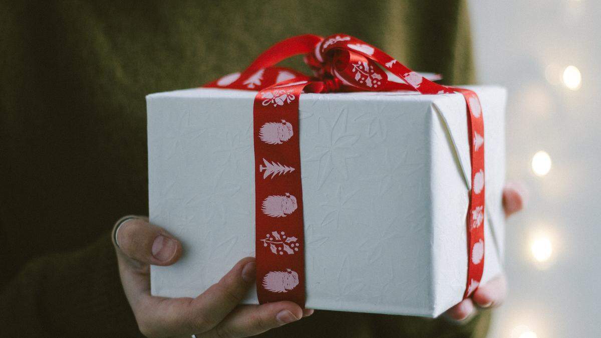 Cuando uno entrega un regalo, independientemente de la fecha, se consolidan las relaciones. Un regalo ubica en una postura de receptividad a quien lo coge, causando alegría, así como la emoción de sentirse querido y valorado.