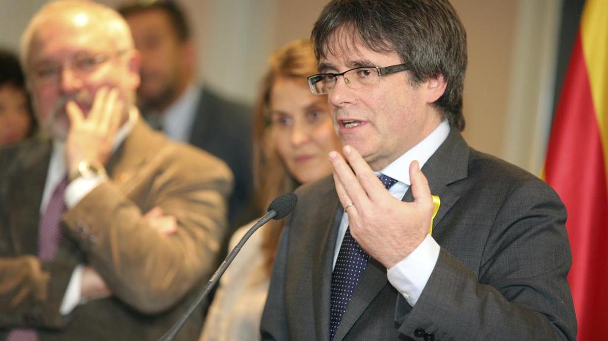 El destituido presidente catalán Carles Puigdemont habla en una conferencia de prensa en Bruselas, el 6 de diciembre.