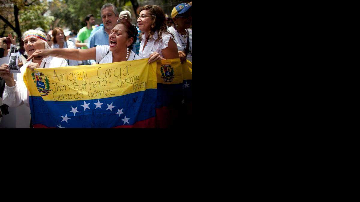 
Una multitud pide frente a la misión diplomática del Vaticano en Caracas que el Papa Francisco intervenga ante la violencia que sufre Venezuela, el miércoles pasado.
