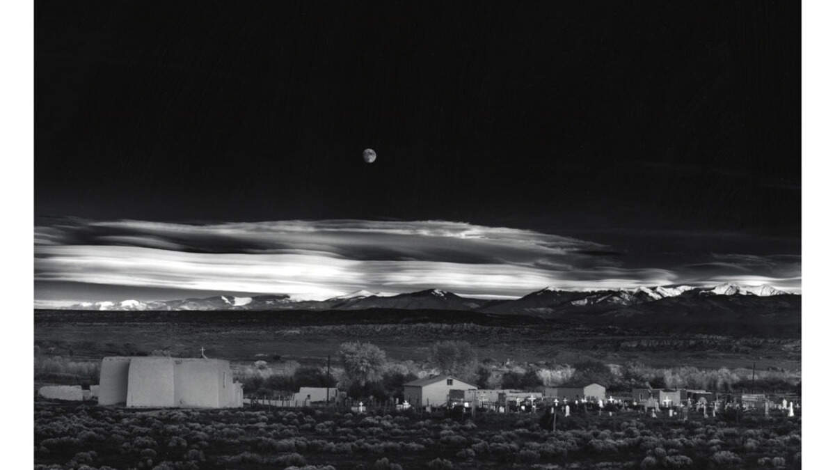 Fotografía tomada en 1941 por Ansel Adams llamada “Moonrise”, en el pueblo de Hernandez, Nuevo México.