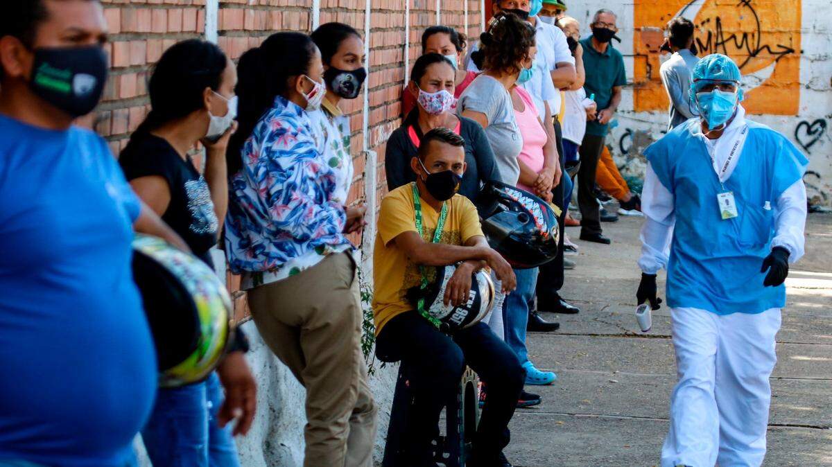 Inmigrantes venezolanos hacen fila para hacerse una prueba del COVID-19 en Cúcuta, la ciudad colombiana en la frontera con Venezuela, el lunes 28 de diciembre de 2020.