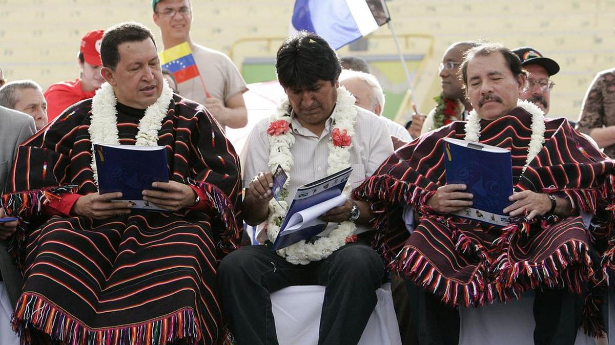 De izquierda a derecha, los presidentes de Venezuela, Hugo Chávez; Bolivia, Evo Morales; y Nicaragua, Daniel Ortega, participan el 17 de octubre de 2009 en el cierre de la VII Cumbre de la Alianza Bolivariana para las Américas (ALBA) en Cochabamba, Bolivia.
